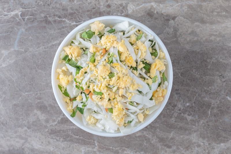 Salata de oua cu oua ramase de la Paste: reteta rapida, sanatoasa si perfecta pentru copii